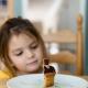 Давать ли детям сладкое: соотносим пользу и вред